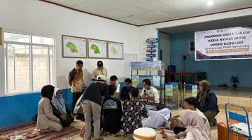 Peserta terlihat antusias dan aktif berpartisipasi dalam praktik langsung pembuatan Lilin Aromaterapi dari limbah minyak jelantah di Balai Desa Tlogo. Kegiatan ini memberikan solusi kreatif untuk pengelolaan limbah rumah tangga dan membuka peluang usaha baru berbasis daur ulang dan ekonomi hijau.