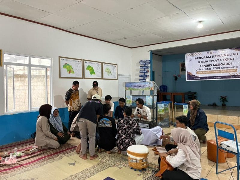 Peserta terlihat antusias dan aktif berpartisipasi dalam praktik langsung pembuatan Lilin Aromaterapi dari limbah minyak jelantah di Balai Desa Tlogo. Kegiatan ini memberikan solusi kreatif untuk pengelolaan limbah rumah tangga dan membuka peluang usaha baru berbasis daur ulang dan ekonomi hijau.