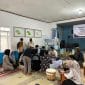 Peserta terlihat antusias dan aktif berpartisipasi dalam praktik langsung pembuatan Lilin Aromaterapi dari limbah minyak jelantah di Balai Desa Tlogo. Kegiatan ini memberikan solusi kreatif untuk pengelolaan limbah rumah tangga dan membuka peluang usaha baru berbasis daur ulang dan ekonomi hijau.