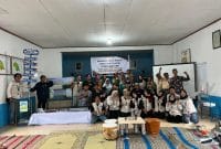 Mahasiswa KKN UPGRIS Kelompok 37 berfoto bersama setelah melaksanakan Sosialisasi Pengelolaan dan Pemanfaatan Limbah Sampah di Balai Desa Tlogo. Kegiatan ini berfokus pada edukasi strategi 3R (Reduce, Reuse, Recycle) serta inovasi seperti pembuatan ecobrick dan lilin aromaterapi dari minyak jelantah.