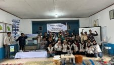 Mahasiswa KKN UPGRIS Kelompok 37 berfoto bersama setelah melaksanakan Sosialisasi Pengelolaan dan Pemanfaatan Limbah Sampah di Balai Desa Tlogo. Kegiatan ini berfokus pada edukasi strategi 3R (Reduce, Reuse, Recycle) serta inovasi seperti pembuatan ecobrick dan lilin aromaterapi dari minyak jelantah.