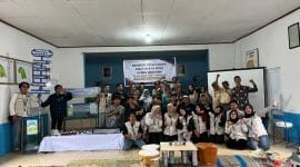 Mahasiswa KKN UPGRIS Kelompok 37 berfoto bersama setelah melaksanakan Sosialisasi Pengelolaan dan Pemanfaatan Limbah Sampah di Balai Desa Tlogo. Kegiatan ini berfokus pada edukasi strategi 3R (Reduce, Reuse, Recycle) serta inovasi seperti pembuatan ecobrick dan lilin aromaterapi dari minyak jelantah.