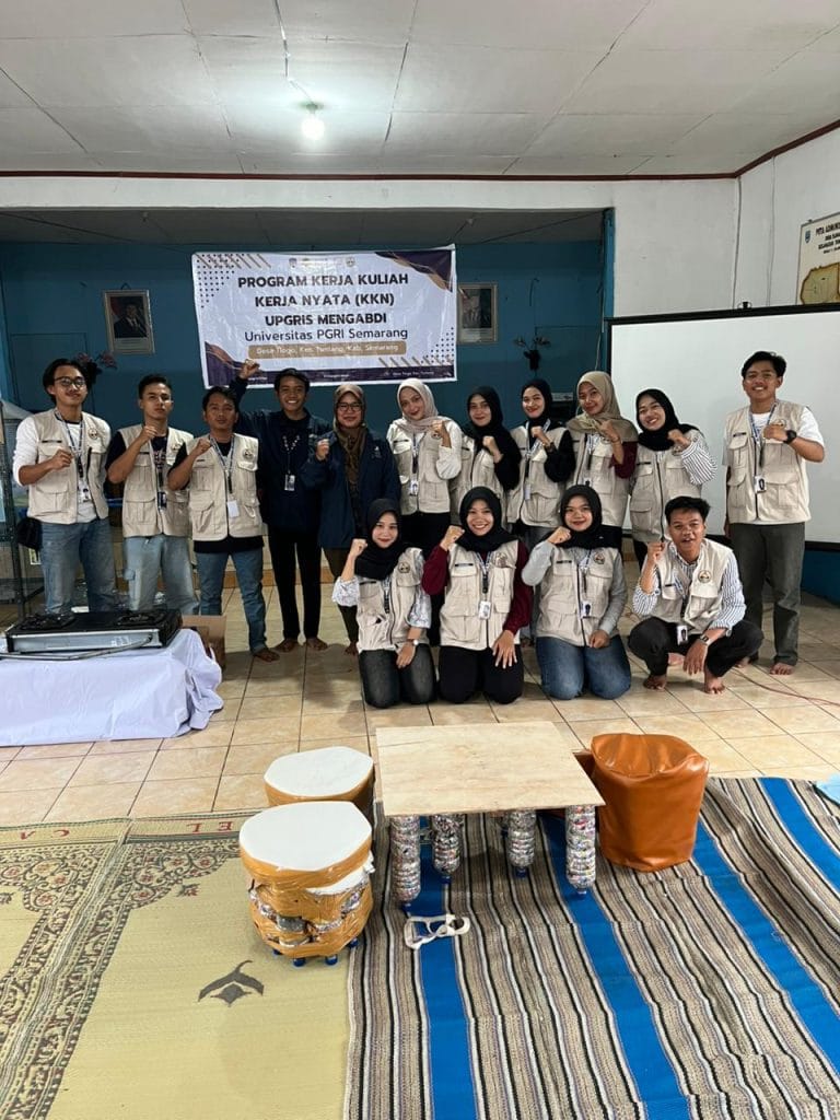 Inovasi Mahasiswa KKN UPGRIS, Ubah Limbah Botol Plastik Jadi Meja dan Kursi Ramah Lingkungan