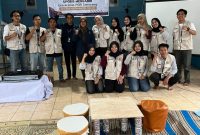Mahasiswa KKN UPGRIS Kelompok 37 berfoto bersama warga Desa Tlogo di depan meja dan kursi kecil hasil inovasi mereka yang diolah dari limbah botol plastik (ecobrick). Kegiatan ini merupakan bagian dari program pengelolaan dan pemanfaatan limbah sampah yang bertujuan memberikan solusi kreatif dan edukatif untuk lingkungan.