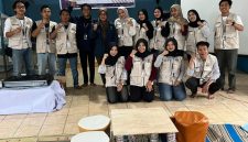 Mahasiswa KKN UPGRIS Kelompok 37 berfoto bersama warga Desa Tlogo di depan meja dan kursi kecil hasil inovasi mereka yang diolah dari limbah botol plastik (ecobrick). Kegiatan ini merupakan bagian dari program pengelolaan dan pemanfaatan limbah sampah yang bertujuan memberikan solusi kreatif dan edukatif untuk lingkungan.