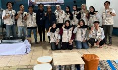 Inovasi Mahasiswa KKN UPGRIS, Ubah Limbah Botol Plastik Jadi Meja dan Kursi Ramah Lingkungan