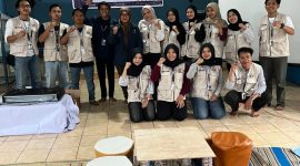 Mahasiswa KKN UPGRIS Kelompok 37 berfoto bersama warga Desa Tlogo di depan meja dan kursi kecil hasil inovasi mereka yang diolah dari limbah botol plastik (ecobrick). Kegiatan ini merupakan bagian dari program pengelolaan dan pemanfaatan limbah sampah yang bertujuan memberikan solusi kreatif dan edukatif untuk lingkungan.