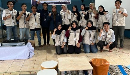 Inovasi Mahasiswa KKN UPGRIS, Ubah Limbah Botol Plastik Jadi Meja dan Kursi Ramah Lingkungan