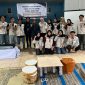 Mahasiswa KKN UPGRIS Kelompok 37 berfoto bersama warga Desa Tlogo di depan meja dan kursi kecil hasil inovasi mereka yang diolah dari limbah botol plastik (ecobrick). Kegiatan ini merupakan bagian dari program pengelolaan dan pemanfaatan limbah sampah yang bertujuan memberikan solusi kreatif dan edukatif untuk lingkungan.