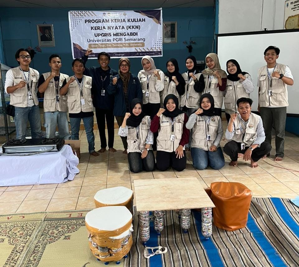 Inovasi Mahasiswa KKN UPGRIS, Ubah Limbah Botol Plastik Jadi Meja dan Kursi Ramah Lingkungan