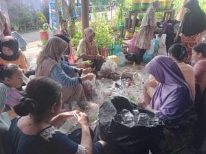 Kolaborasi Mahasiswa KKN UIN Walisongo Semarang dan Warga Desa Campurejo, Sukseskan Program Bank Sampah