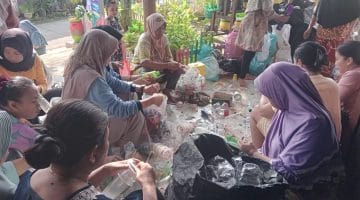 Kolaborasi Mahasiswa KKN UIN Walisongo Semarang dan Warga Desa Campurejo, Sukseskan Program Bank Sampah