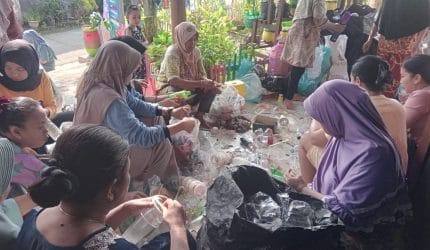 Kolaborasi Mahasiswa KKN UIN Walisongo Semarang dan Warga Desa Campurejo, Sukseskan Program Bank Sampah