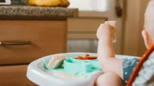 Benarkah Makan Sambil Main Gadget Membuat Anak Makan Lebih Banyak atau Justru Lebih Sedikit? Cek Faktanya!