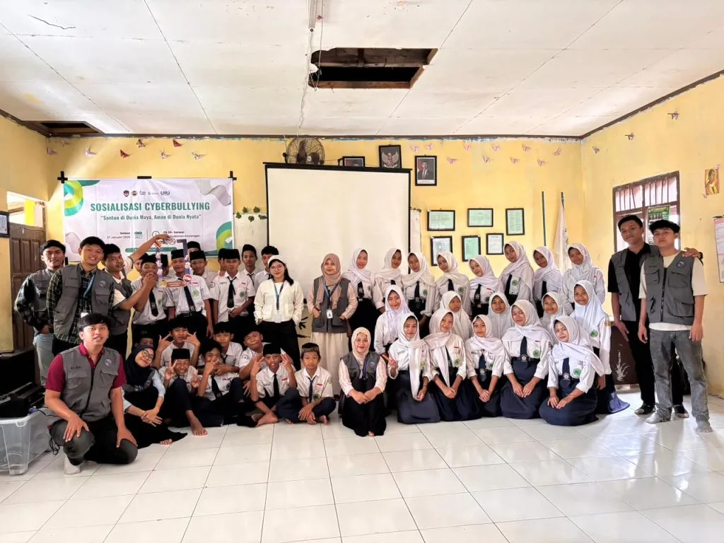 Mahasiswa KKN UPGRIS Kelompok 13 Edukasi Siswa MTS Sudirman Kawengen Waspada Bahaya Cyberbullying