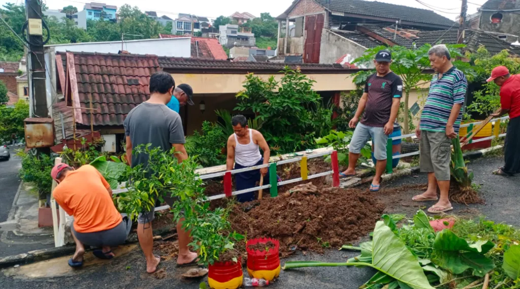 Mahasiswa KKN Mandiri Kelas RPL Karyawan UPGRIS Gelar Kerja Bakti di Kalipancur