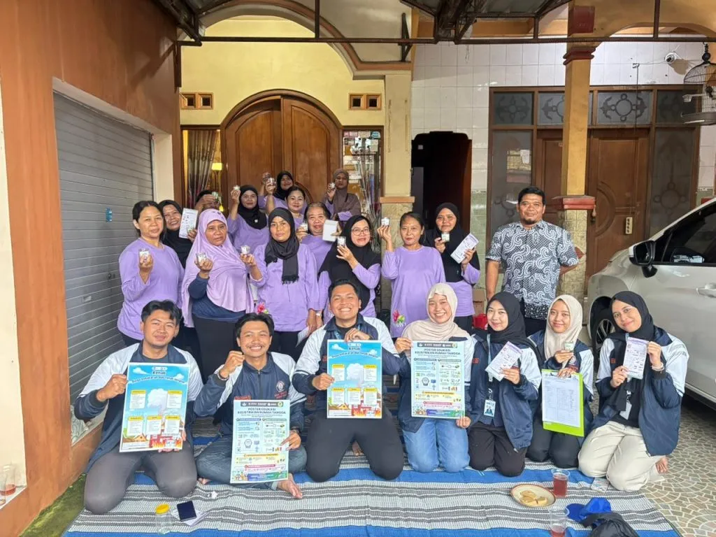 Sosialisasi dan Demonstrasi Program Pemanfaatan Minyak Jelantah menjadi Lilin Aromaterapi di Kelurahan Ngemplak Simongan (Dok. pribadi)