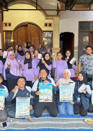 Sosialisasi dan Demonstrasi Program Pemanfaatan Minyak Jelantah menjadi Lilin Aromaterapi di Kelurahan Ngemplak Simongan (Dok. pribadi)