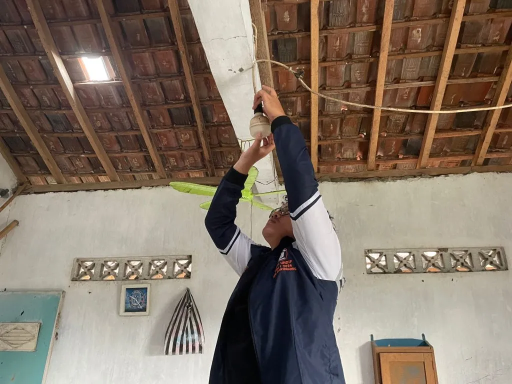 Pemasangan lampu
