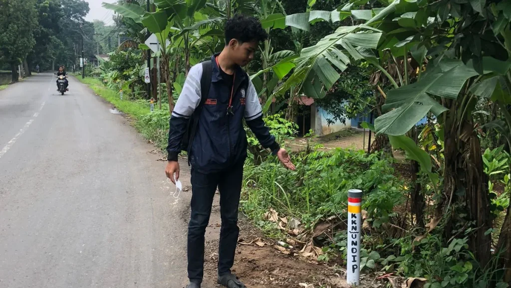 Mahasiswa KKN Tim 45 Undip Pasang Delineator Reflektor Keselamatan Jalan di Desa Sumurjomblangbogo, Pekalongan