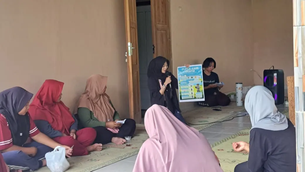 Kelola Sampah Dapur Jadi Bernilai, Mahasiswa KKN UNDIP Gelar Sosialisasi Pupuk Cair Organik di Desa Ngandong