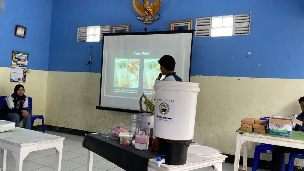 Mahasiswa KKN Tematik Universitas Diponegoro Terapkan Rekayasa Teknik Mesin dalam Pembuatan Alat Komposter Aerobik di Kelurahan Ngemplak Simongan