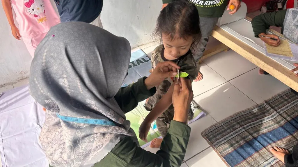 Mahasiswa KKN Kelompok 30 Universitas PGRI Semarang Dampingi Posbindu ILP RW 06 Safir Sejahtera di Balai RT 07 Pedurungan Tengah