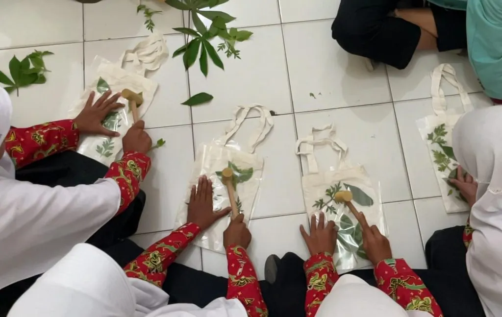 Mahasiswa KKN UNS 15 Dibal Gelar Program Ecoprint untuk Perkuat Pendidikan Karakter Anak Sekolah Dasar