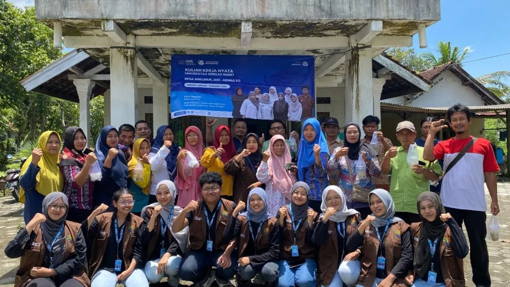 Mahasiswa KKN UNS Ajak Warga Desa Adiluhur Panen Ikan dan Sayur dari Galon Bekas