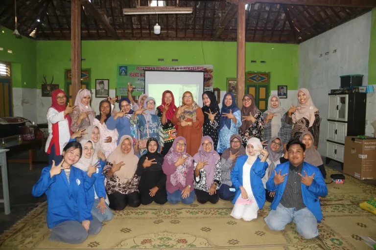 Mahasiswa UMBY Gelar Program Pemberdayaan “Gerakan Saring Sebelum Sharing”, Workshop Cek Fakta Untuk Ibu-ibu PKK Padukuhan Ngaran