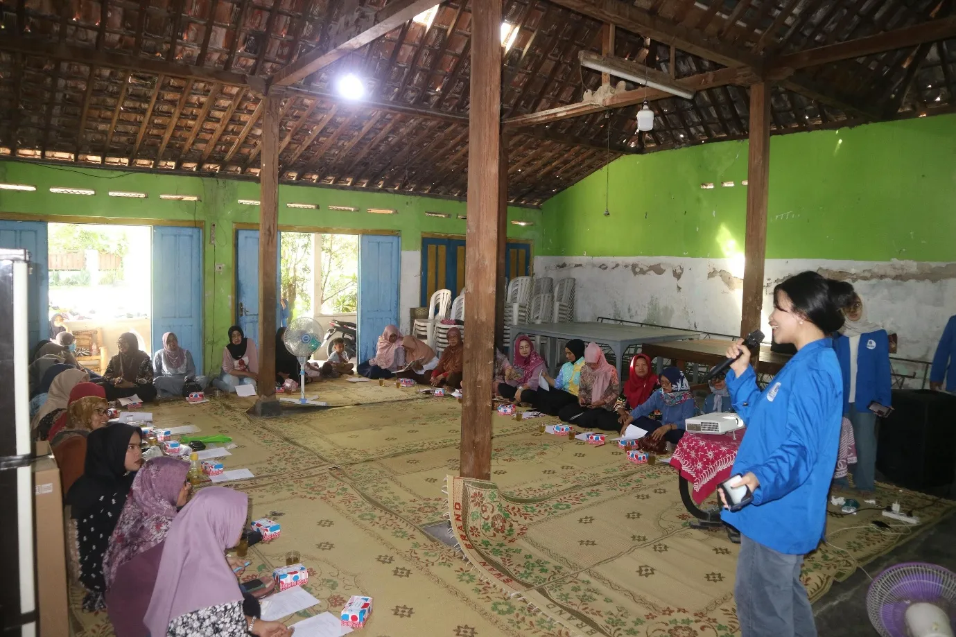 Mahasiswa UMBY Gelar Program Pemberdayaan “Gerakan Saring Sebelum Sharing”, Workshop Cek Fakta Untuk Ibu-ibu PKK Padukuhan Ngaran
