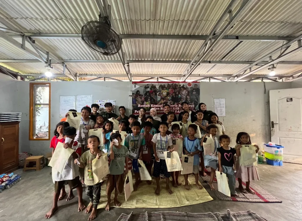 Mahasiswa Vokasi Undip Ajak Anak-Anak Rumah Belajar Brotojoyo Belajar dan Bermain Bersama Lewat Program CSR CV. Squad Trans Ponorogo