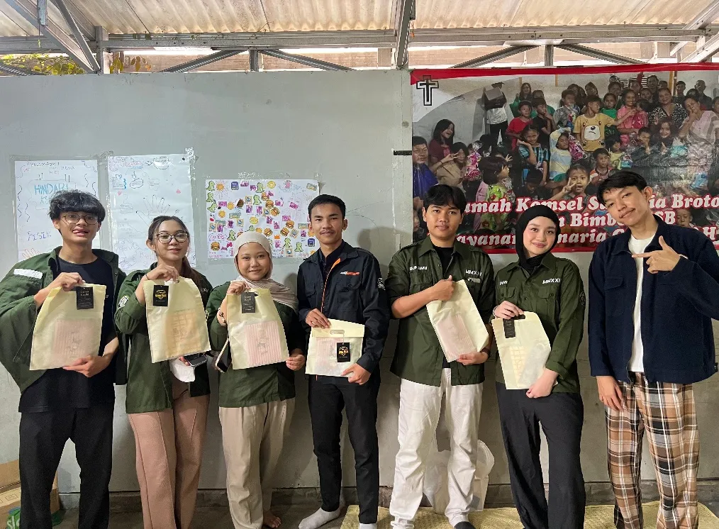 Mahasiswa Vokasi Undip Ajak Anak-Anak Rumah Belajar Brotojoyo Belajar dan Bermain Bersama Lewat Program CSR CV. Squad Trans Ponorogo