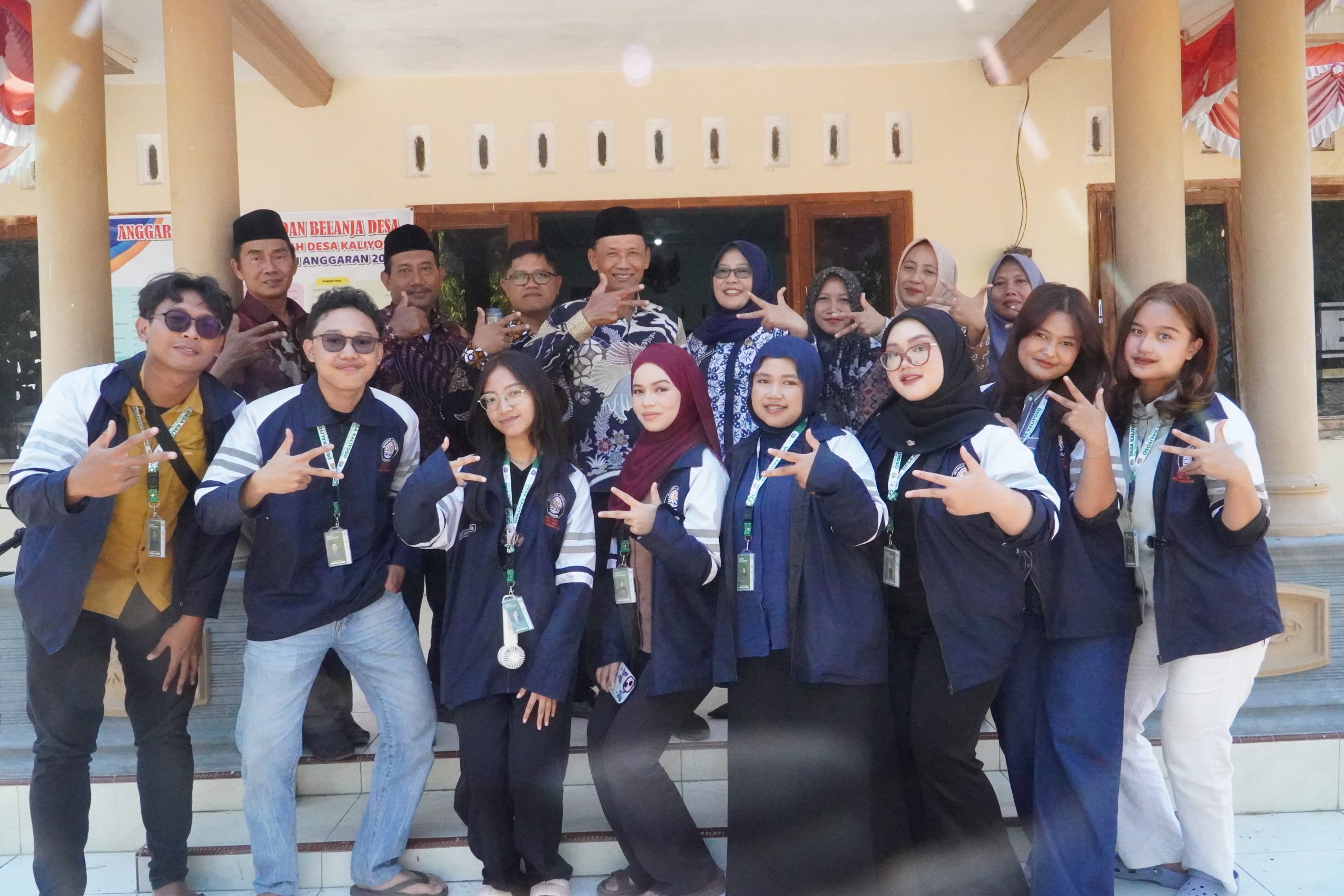 Dokumentasi Tim KKN UNDIP Desa Kaliyoso bersama perangkat desa usai proses pengambilan video profil Desa Kaliyoso (Dok. Tim II KKN UNDIP 2026)