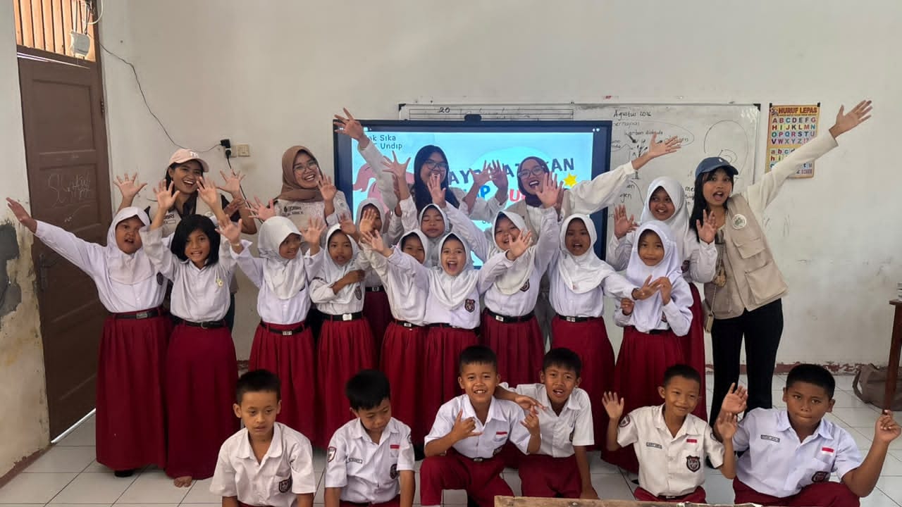 Mahasiswa KKN-T 136 Desa Getas berfoto bersama siswa kelas 3 SDN 2 Getas usai sesi edukasi komunikasi, mendengar aktif, dan empati di Desa Getas, Kecamatan Singorojo, Kabupaten Kendal, 11 Agustus 2026. (Foto: Dokumentasi KKN-T 136 Desa Getas Undip)