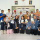 Pemberian Sample Briket Sekam Padi kepada Perwakilan Kelompok Tani