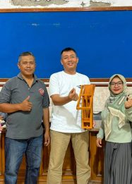 Penyerahan Alat Pengepres Botol kepada Pemerintah Desa Klidang Wetan dan PKK
