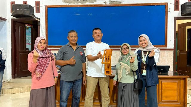 Penyerahan Alat Pengepres Botol kepada Pemerintah Desa Klidang Wetan dan PKK