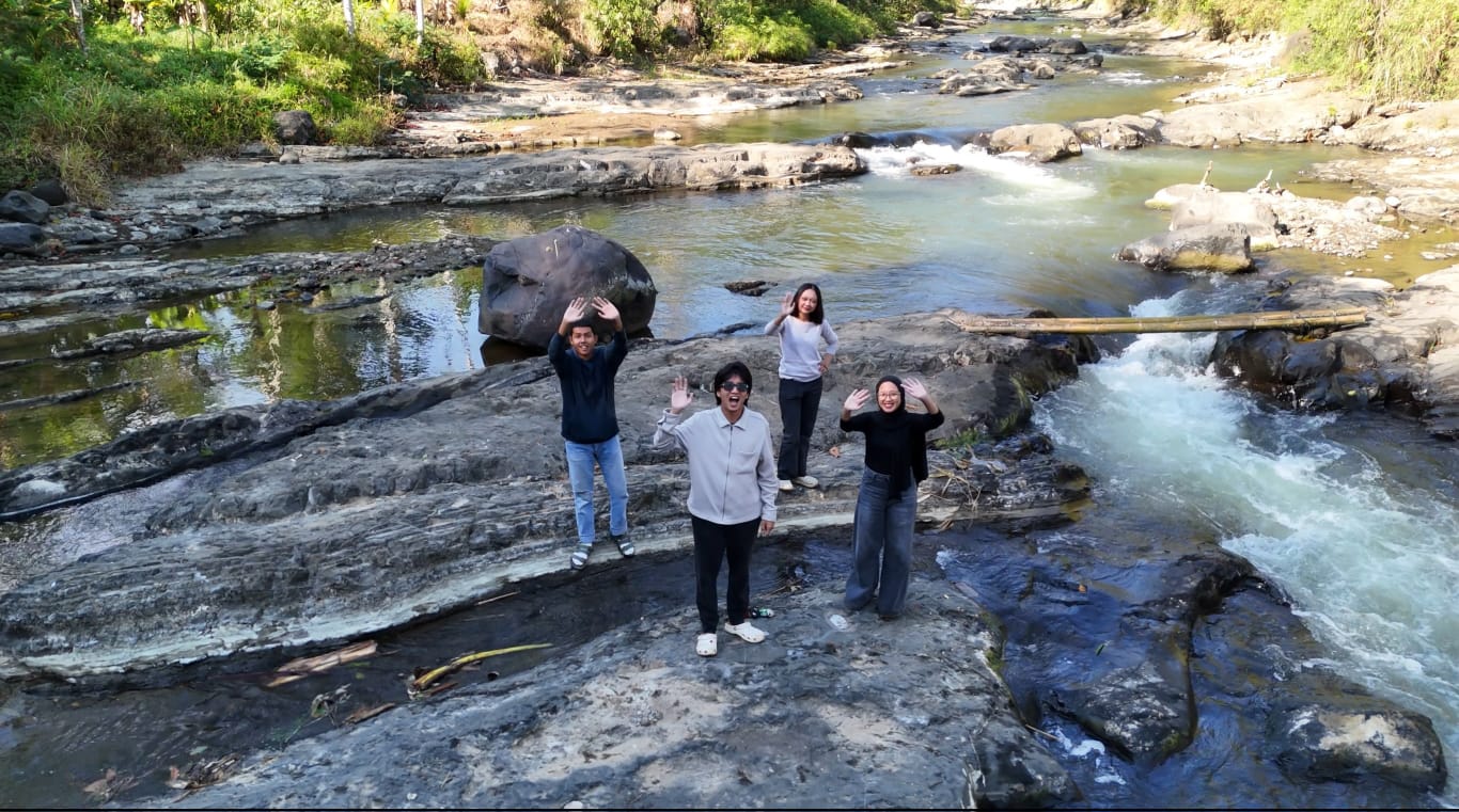 Tim KKN-T 136 Undip mengabadikan momen di sela dokumentasi sungai Desa Getas, Singorojo, untuk pembuatan video profil desa. (Foto: Dok. Tim KKN-T 136 Undip)