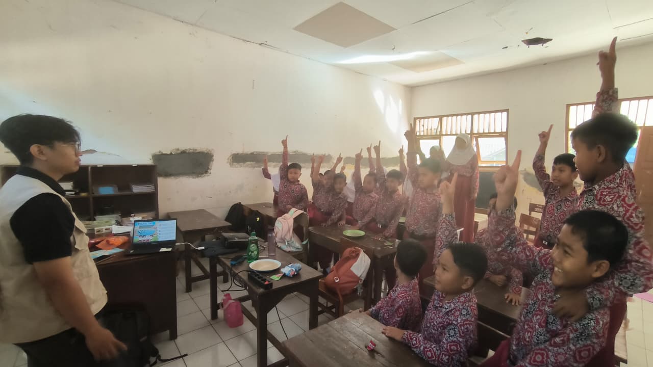 Mahasiswa KKN-T 136 Desa Getas Undip berinteraksi dengan siswa kelas 4 saat kegiatan pembelajaran dan kuis "Sains di Balik Cuci Tangan" di Desa Getas, Kecamatan Singorojo, Kabupaten Kendal, 6 Agustus 2026. Siswa berpartisipasi aktif menjawab pertanyaan dan mengikuti pembelajaran sains secara interaktif. (Foto: Dokumentasi KKN-T 136 Undip)