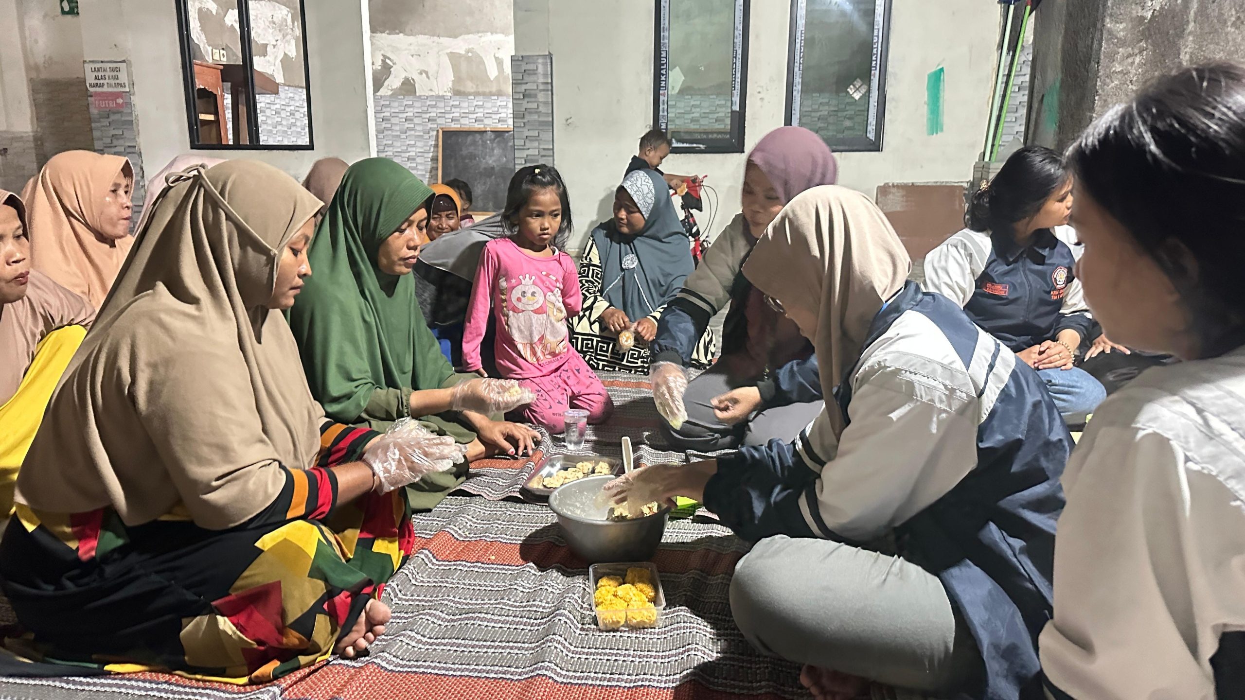 Ibu-ibu warga RT 01 Dukuh Kapungan terlibat secara langsung dalam proses pembuatan nugget