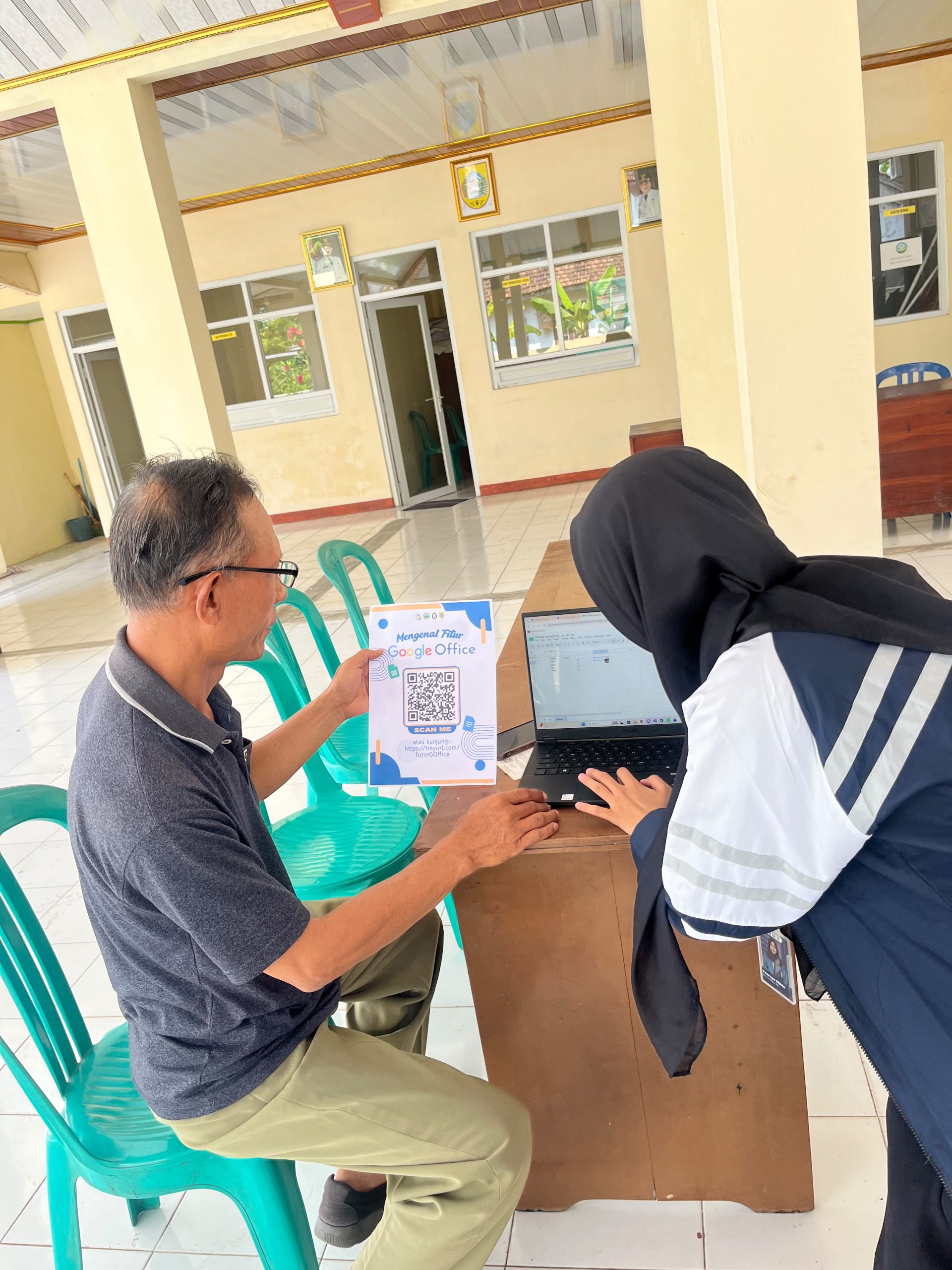 Suasana pelatihan komputer untuk dewasa di Balai Desa Ampelgading, 7 Agustus 2026.